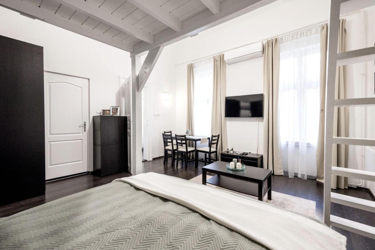 Charming Downtown Hideaway Steps From New York Cafe! Apartment Будапеща Екстериор снимка